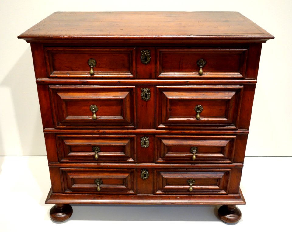 Chest of Drawers, Boston, 1680-1700, red cedar with oak and white pine - Chazen Museum of Art - DSC02590