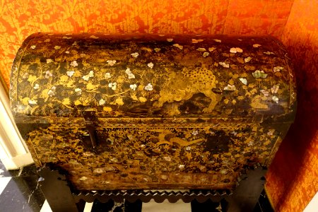 Chest, Japan, Namban art, late 16th century AD, lacquered wood - Museo Nacional de Artes Decorativas - Madrid, Spain - DSC07898