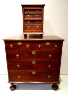 Chest of Drawers and Cabinet with Drawers, Philadelphia, 1715-1725, walnut with tulip poplar and yellow pine - Chazen Museum of Art - DSC02641