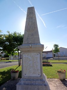 Chenay (Deux-Sèvres) monument aux morts