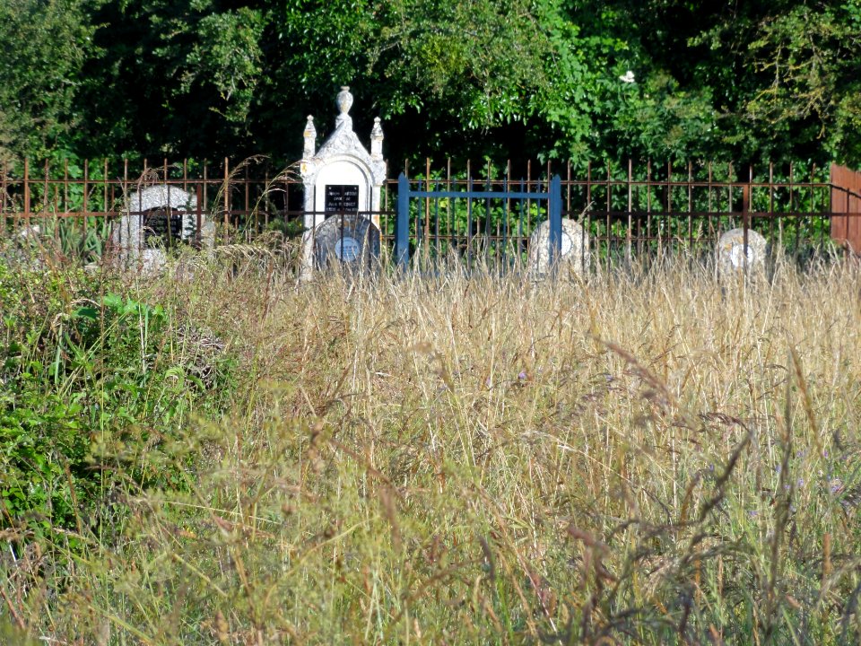 Chenay (Deux-Sèvres) cimetière protestant privé, hameau de Jassy