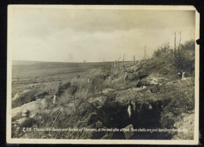 Chemin des Dames and Ravine Flanders, at the end of an attack. Two shells are , Bestanddeelnr 158-1292