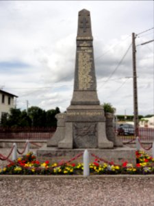 Chenevières (M-et-M) monument aux morts