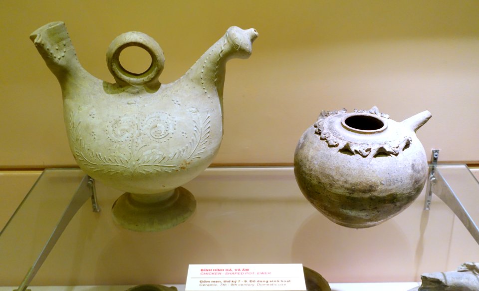 Chicken shaped pot and ewer for domestic use, 7th-9th century AD, ceramic - National Museum of Vietnamese History - Hanoi, Vietnam - DSC05545