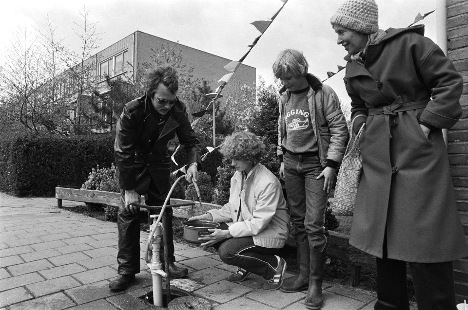 Chemische stoffen in Lekkerkerk worden opgegraven vrouwen halen water bij wate, Bestanddeelnr 930-7899