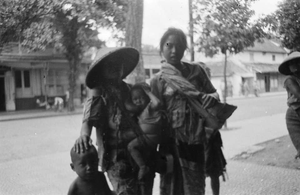 Cheribon Vrouwen met kinderen, Bestanddeelnr 366-1-4