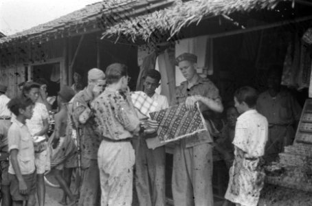 Cheribon. Drie Nederlanse militairen bezoeken de passar (markt). Cheribon. De ko, Bestanddeelnr 390-2-4