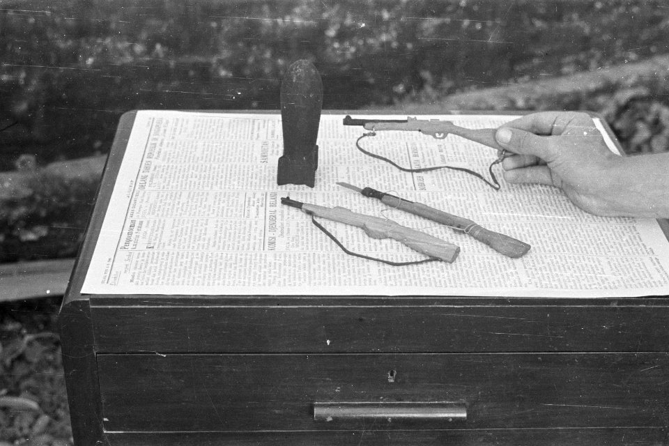 Cheribon Te Poerwakarta werden in de lagere school deze speelgoedwapentjes aang, Bestanddeelnr 315-1-3