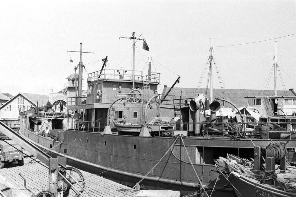 Cheribon-sector Vrachtschip in de haven van Cheribon, die geheel ongeschonden d, Bestanddeelnr 285-2-4