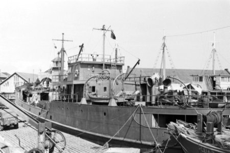 Cheribon-sector Vrachtschip in de haven van Cheribon, die geheel ongeschonden d, Bestanddeelnr 285-2-4