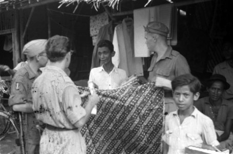 Cheribon. Drie Nederlanse militairen bezoeken de passar (markt). Cheribon. De ko, Bestanddeelnr 390-2-5