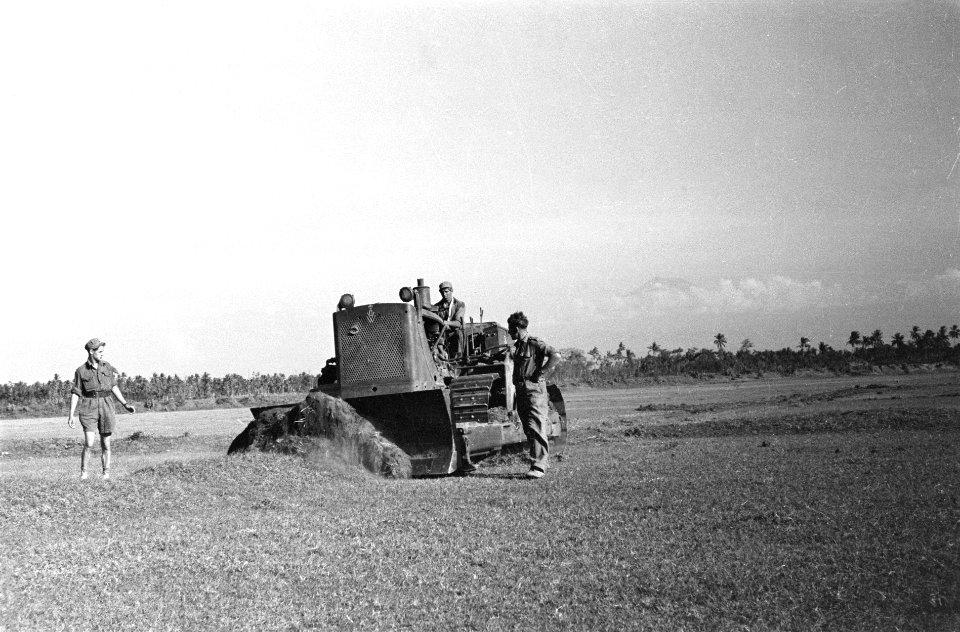 Cheribon. Een bulldozer (met op de grille een afbeelding van het insigne Oorlog, Bestanddeelnr 4570