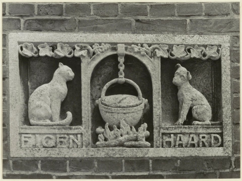 Churchilllaan 80. Gevelsteen Eigen Haard door J. Bronner (1881-1972). NL-HlmNHA 54004682