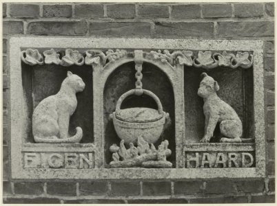 Churchilllaan 80. Gevelsteen Eigen Haard door J. Bronner (1881-1972). NL-HlmNHA 54004682