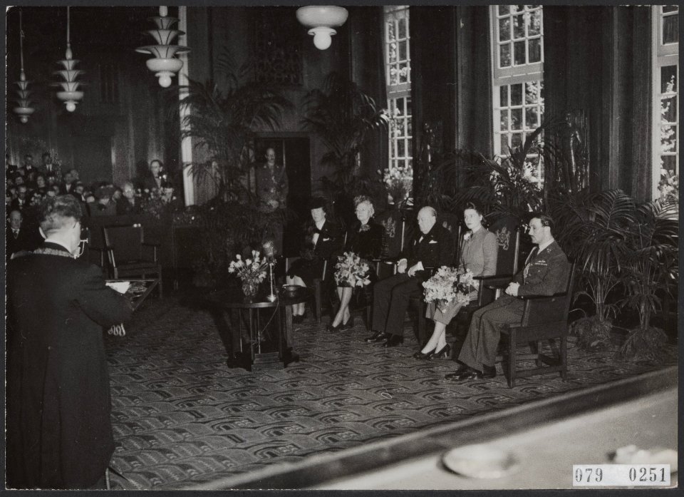 Churchill wordt benoemd tot ereburger van Amsterdam. In de raadszaal van het sta, Bestanddeelnr 079-0251