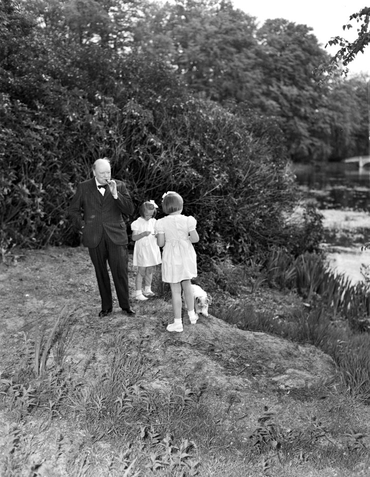 Churchill op Soestdijk met Irene, Beatrix, Bestanddeelnr 901-7436