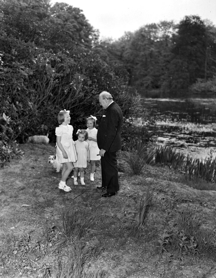 Churchill op bezoek in Soestdijk. Met de prinsessen, Bestanddeelnr 901-7406