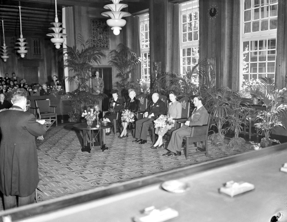 Churchill wordt benoemd tot ereburger van Amsterdam. In de raadszaal van het sta, Bestanddeelnr 901-7389