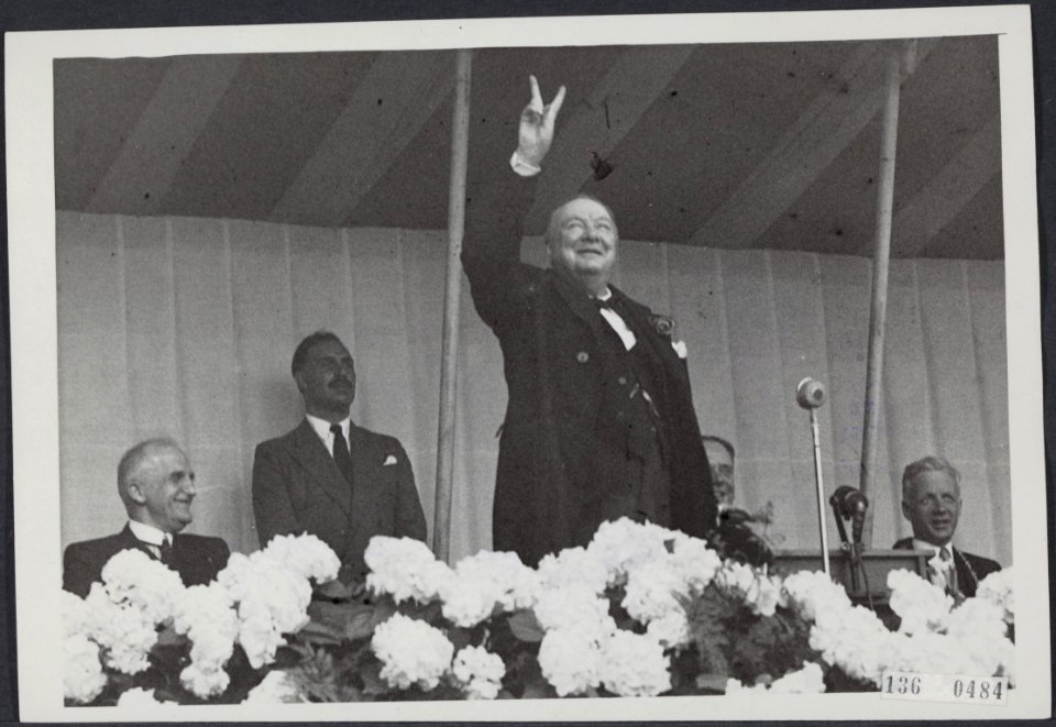Churchill geeft V-teken bij zijn toespraak in Amsterdam naar aanleiding van Euro, Bestanddeelnr 136-0484