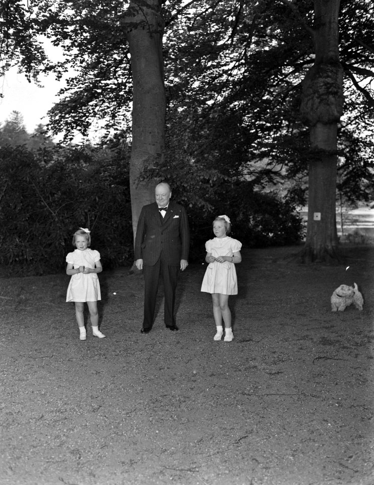 Churchill op Soestdijk met Irene, Beatrix, Bestanddeelnr 901-7437