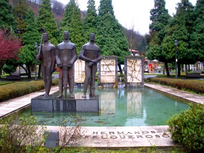 Ciaño (Langreo) - Monumento a los Hermanos Felgueroso1