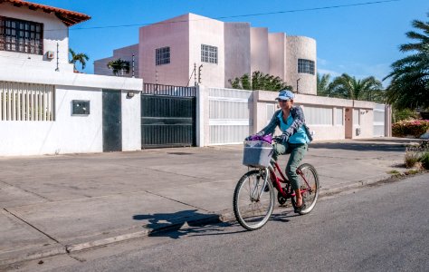 Ciclista paseando por Porlamar