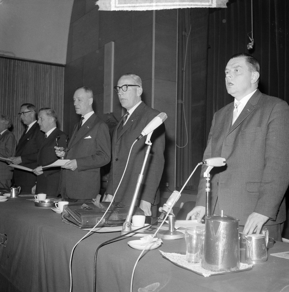 CHU-vergadering in Krasnapolsky. V.l.n.r. de heer H. K. J. Burnink , minister Be, Bestanddeelnr 915-0503