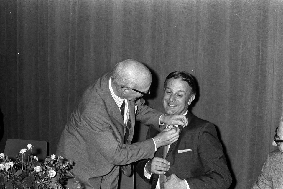 CHU-unieraad, Tilanus speldt Steenkamp (rechts) bloem op, Bestanddeelnr 926-5020