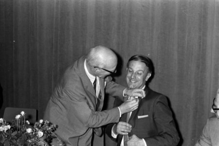 CHU-unieraad, Tilanus speldt Steenkamp (rechts) bloem op, Bestanddeelnr 926-5020