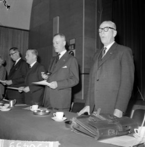 CHU-vergadering in Krasnapolsky. V.l.n.r. de heer H. K. J. Burnink , minister Be, Bestanddeelnr 915-0499