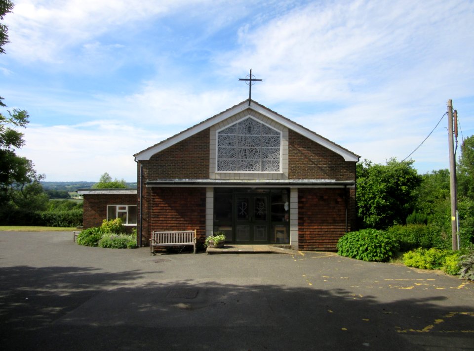 Church of Christ the King, High Street, Burwash (June 2015) (1)