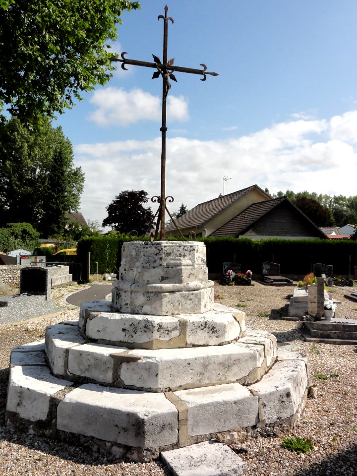 Cideville (Seine-Mar.) croix du cimetière
