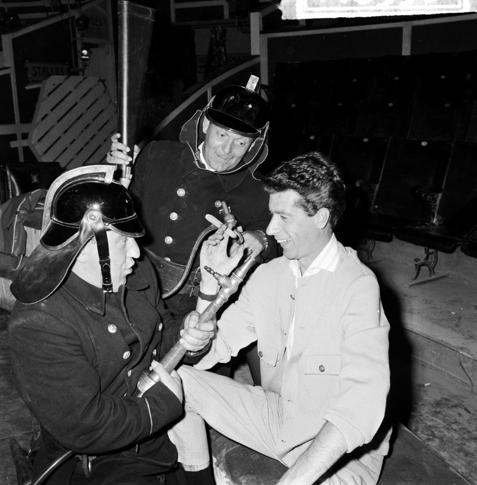 Circus Rudi Carrell, repetitie in Scheveningen de Mounties (links Piet Bamberge, Bestanddeelnr 916-5901