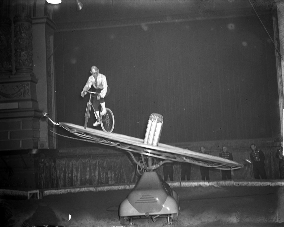 Circus Strassburger, Bestanddeelnr 903-8216