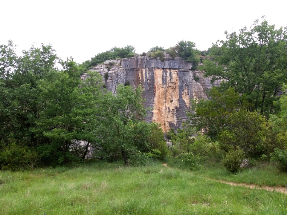 Cirque de Gens - Chemin et falaise
