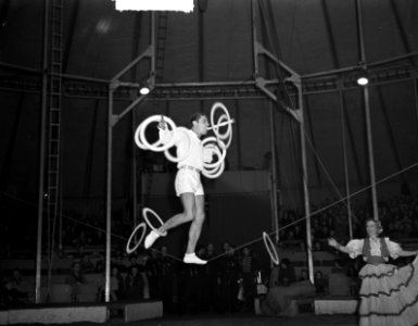 Circus Mikkenie . Jongleur op slappe koord, Bestanddeelnr 903-0757