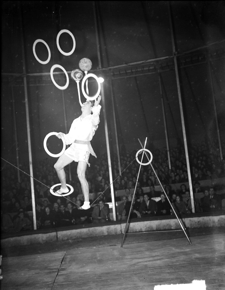 Circus Mikkenie . Jongleur op slappe koord, Bestanddeelnr 903-0906