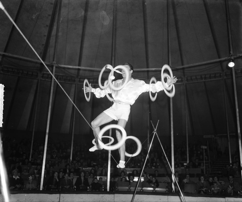 Circus Mikkenie . Jongleur op koord, Bestanddeelnr 903-0417