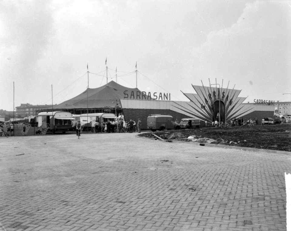 Circus Sarrasani in Amsterdam aan J van Galenstraat Overzicht Circus Sarrasan, Bestanddeelnr 915-4044