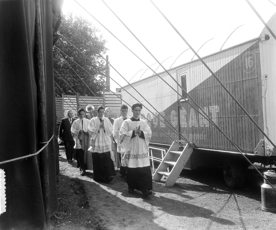 Circus Mullens inwijding H. Mis in nieuwe tent, geleid door rector E. Hupperets, Bestanddeelnr 905-8974