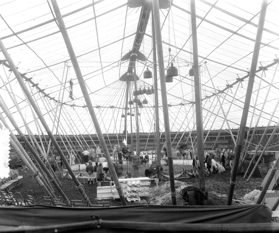 Circus Mullens in Amsterdam opbouw tent, Bestanddeelnr 905-8963