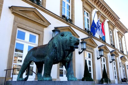 City Hall with lion by Auguste Trémont - Luxembourg City - DSC06073