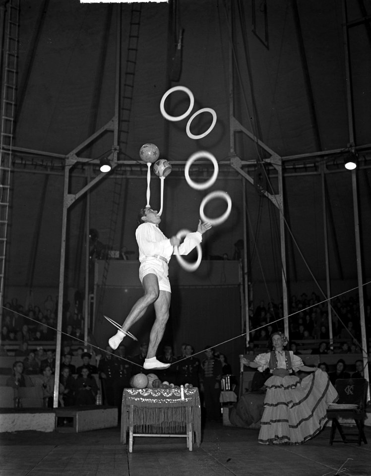 Circus Mikkenie . Jongleur op slappe koord, Bestanddeelnr 903-0755