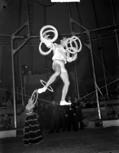 Circus Mikkenie . Jongleur op slappe koord, Bestanddeelnr 903-0701