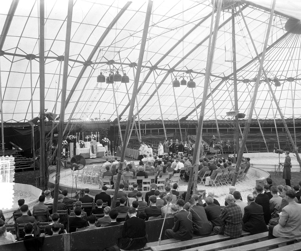 Circus Mullens inwijding H. Mis in nieuwe tent, geleid door rector E. Hupperets, Bestanddeelnr 905-8976