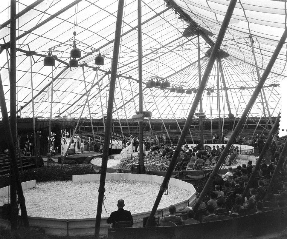 Circus Mullens inwijding H. Mis in nieuwe tent, geleid door rector E. Hupperets, Bestanddeelnr 905-8975