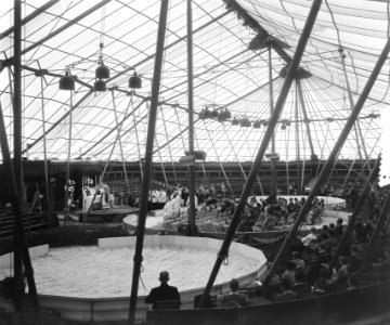 Circus Mullens inwijding H. Mis in nieuwe tent, geleid door rector E. Hupperets, Bestanddeelnr 905-8975