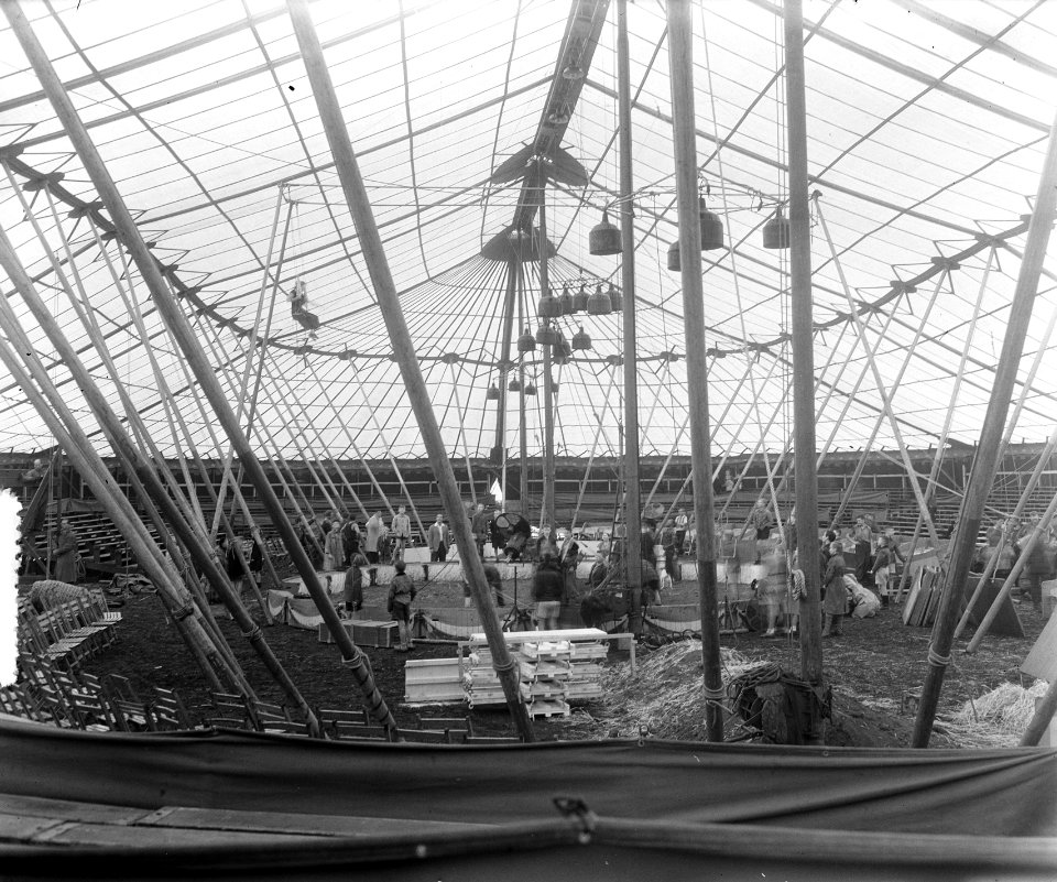 Circus Mullens in Amsterdam opbouw tent, Bestanddeelnr 905-8965
