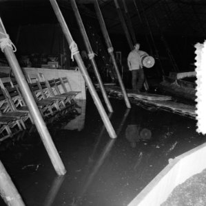 Circus onder water door grote regenval Amsterdam, Bestanddeelnr 906-5238