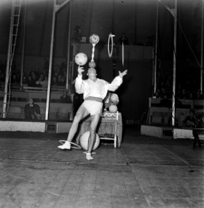 Circus Mikkenie . Jongleur met ballen en ringen, Bestanddeelnr 903-0700